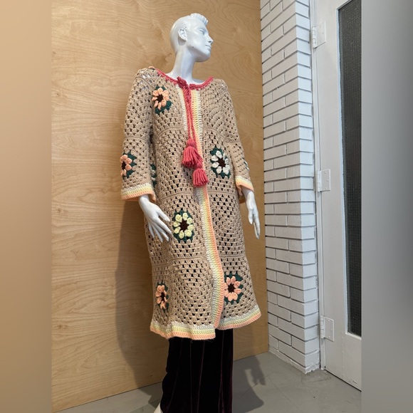 Crocheted long cardigan dress with flowers - Picture 6 of 16